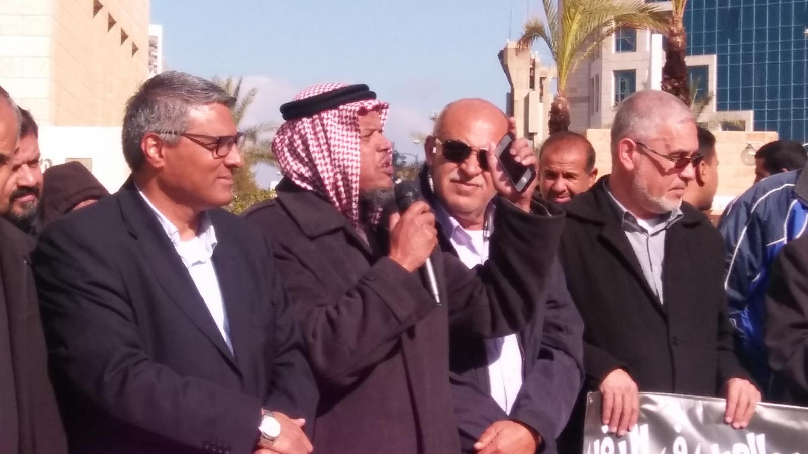 תושבי כפר אלזרנוק זועקים נגד ההחלטה להעבירם לרהט (צילום: דני בלר)