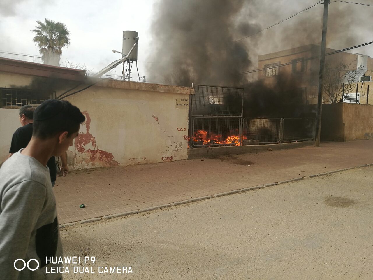 הבית עולה באש (צילום: יונתן גולן)