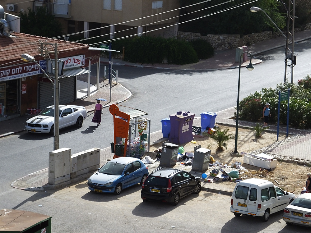 במרכז חנויות על התפר שבין שכונה י''א לב'. הזבל חוגג לו (צילום: ליזה שבתאי)