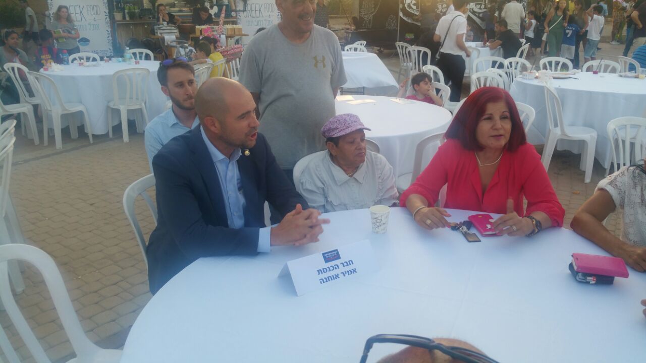 ח''כ אמיר אוחנה, יליד באר שבע, במפגש עם אנשי דימונה (צילום: ציפורה חלפון)