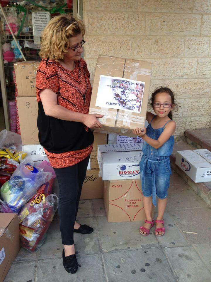 ילדה מתוקה עם לב זהב. לי-אור בן נעים מעניקה את השי למתנדבות ''יחד'' (צילום: ציפורה חלפון)