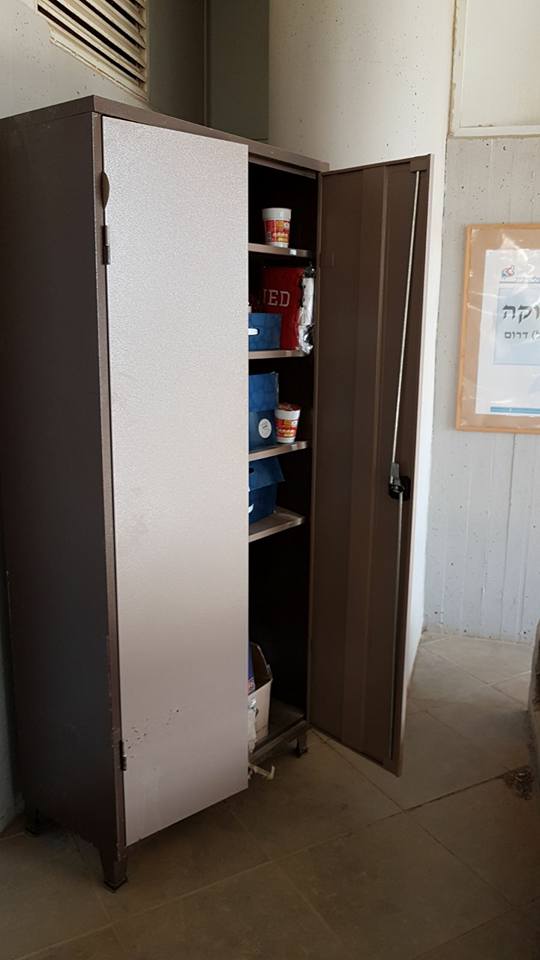 הארון שנפרץ. הגנבים לקחו מנות חמות (צילום: ציפורה חלפון)