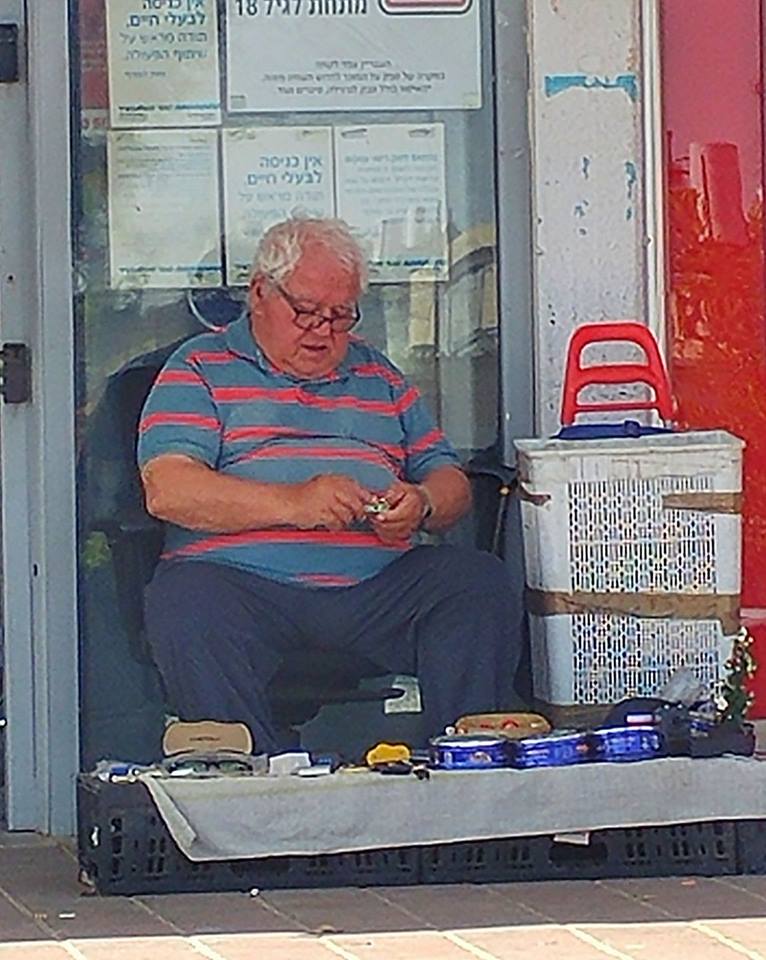 ארתור ממרכז אורן. בן 80, קם כל בוקר לעבודה (צילום: לירז שלום / פייסבוק)