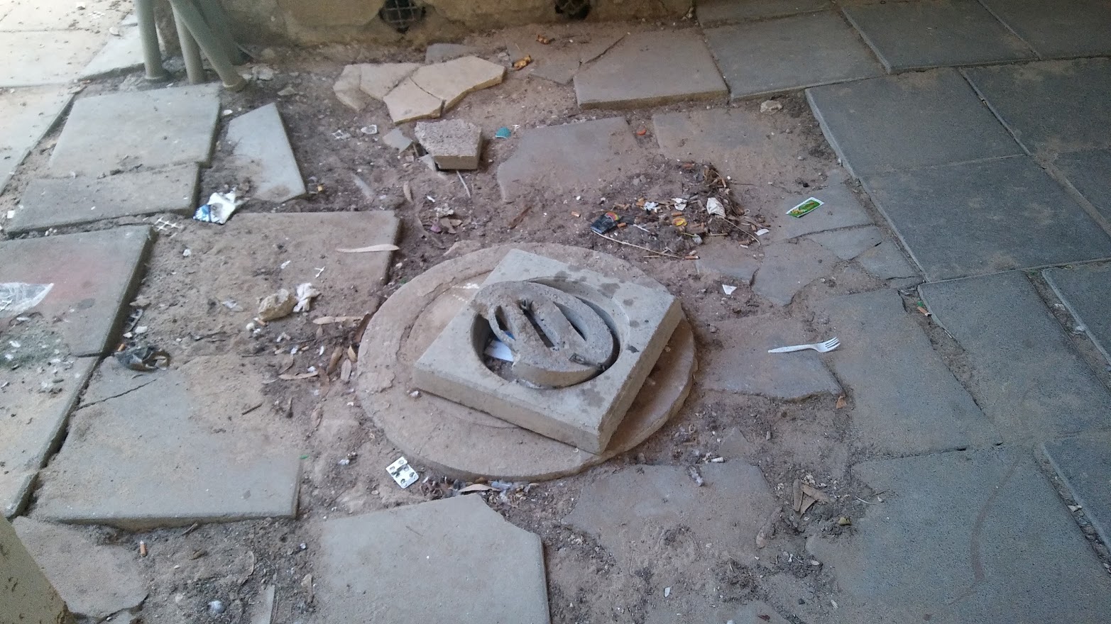 תשתית ביוב בשכונה ותיקה, הסובלת מתקלות רבות (צילום: דני בלר)