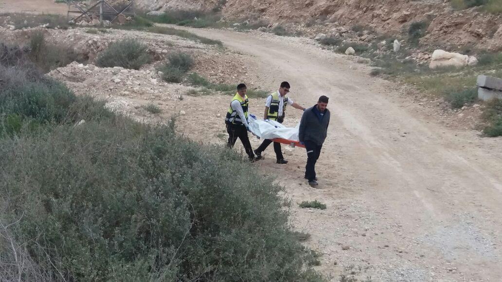 גופתו של יונתן פיצ'חזדה מפונה מהמקום בו נמצאה (צילום: דוברות זק''א)