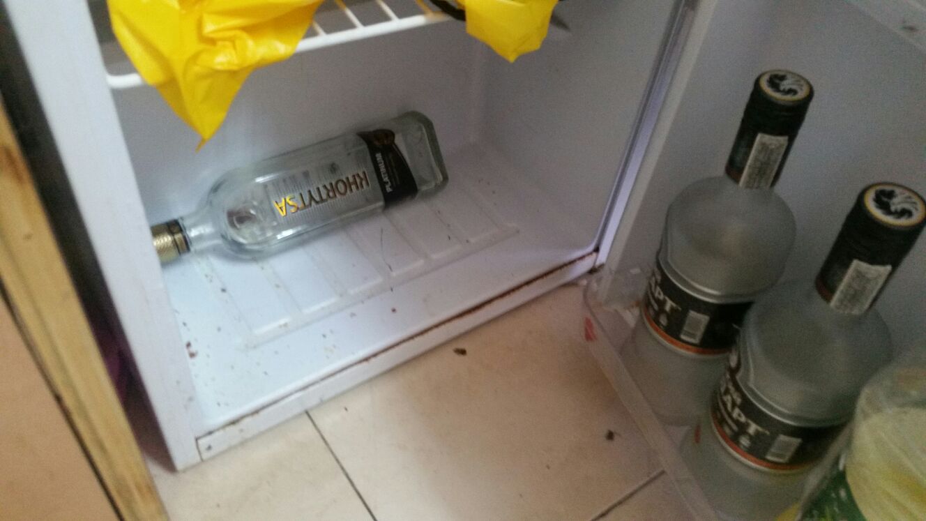 וודקה חורטיצה בנוהל. האם כך צריך להיראות מקרר של חיילים? (צילום סלולארי)