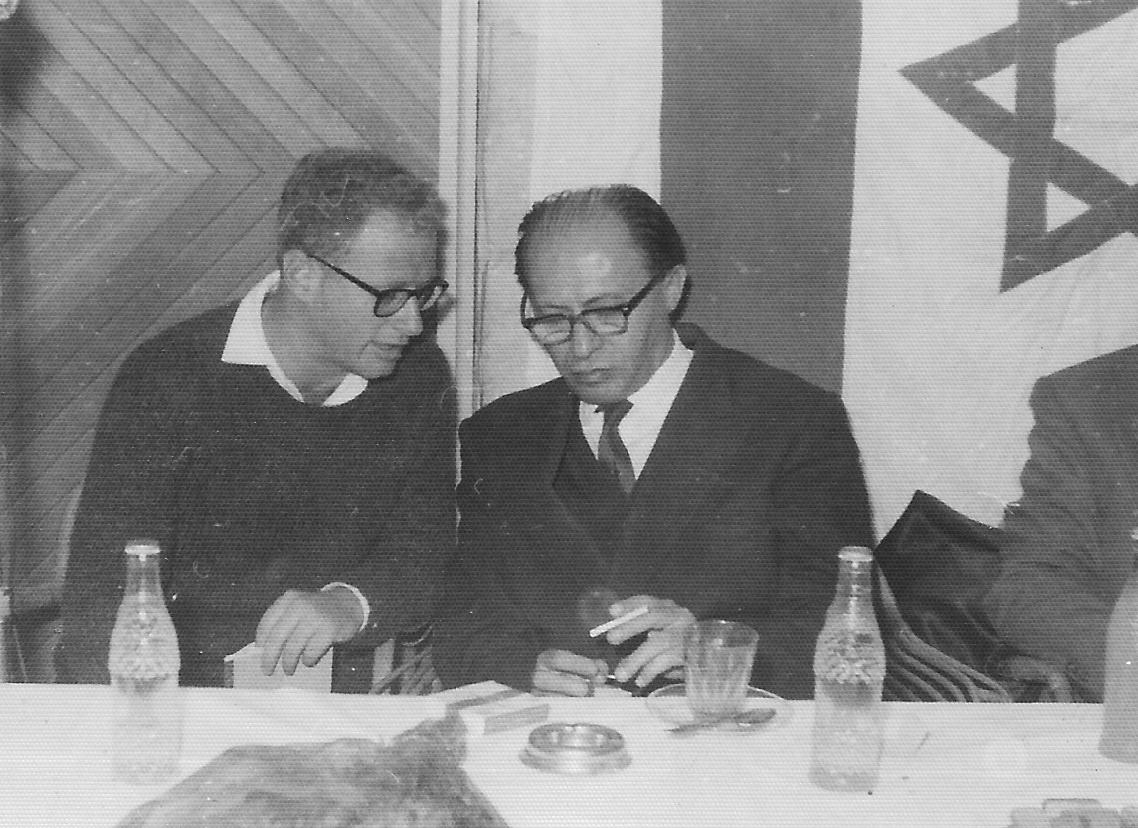 יצחק שתיל ז''ל, עם מנחם בגין ז''ל, בעת ראיון עתונאי (צילום: NADAVROAS / CC BY SA 3.0)