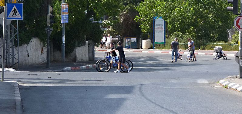 ילדים על אופניים בכבישים הריקים (צילום המחשה: zeevveez / CC BY 2.0)