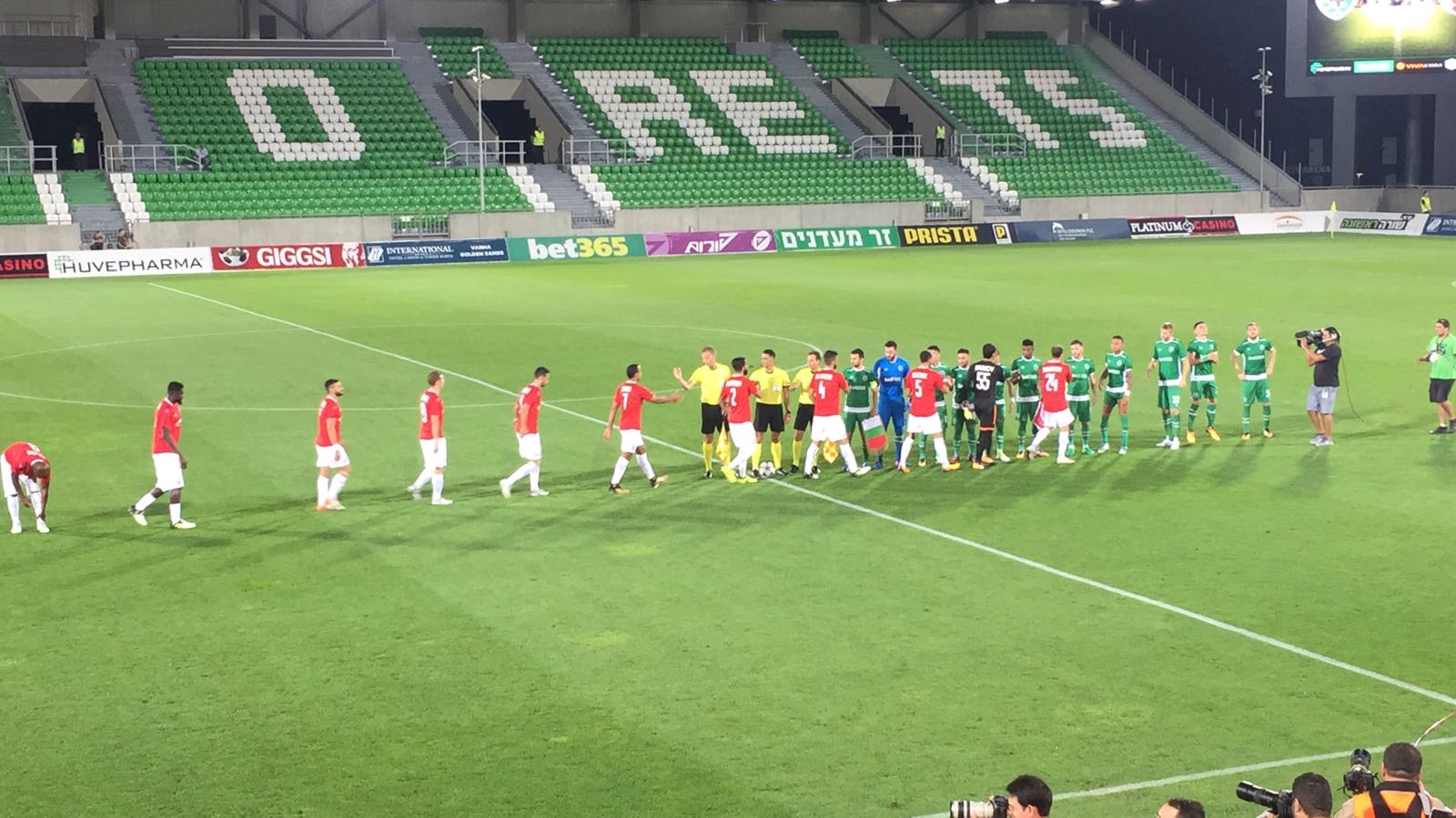 לודוגורץ בירוק והפועל באר שבע בעלייה למגרש. ברקע יציע ריק שנמצא בשיפוצים (צילום: אבי אוריה)