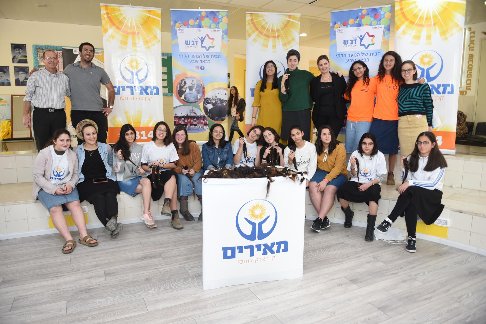 להעניק מכל הנשמה, התלמידות והצוות החינוכי - וחלק מהשיער שנתרם (צילום: שלומי בנילוז)