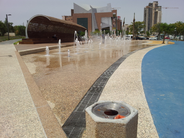 חוף הים של באר שבע, מול עיריית באר שבע (צילום: דני בלר)