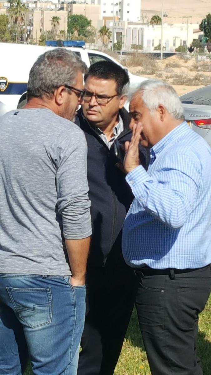 בני ביטון ומיכאל ביטון בכניסה למפעל (צילום: דן בונבידה / מביט דימונה)