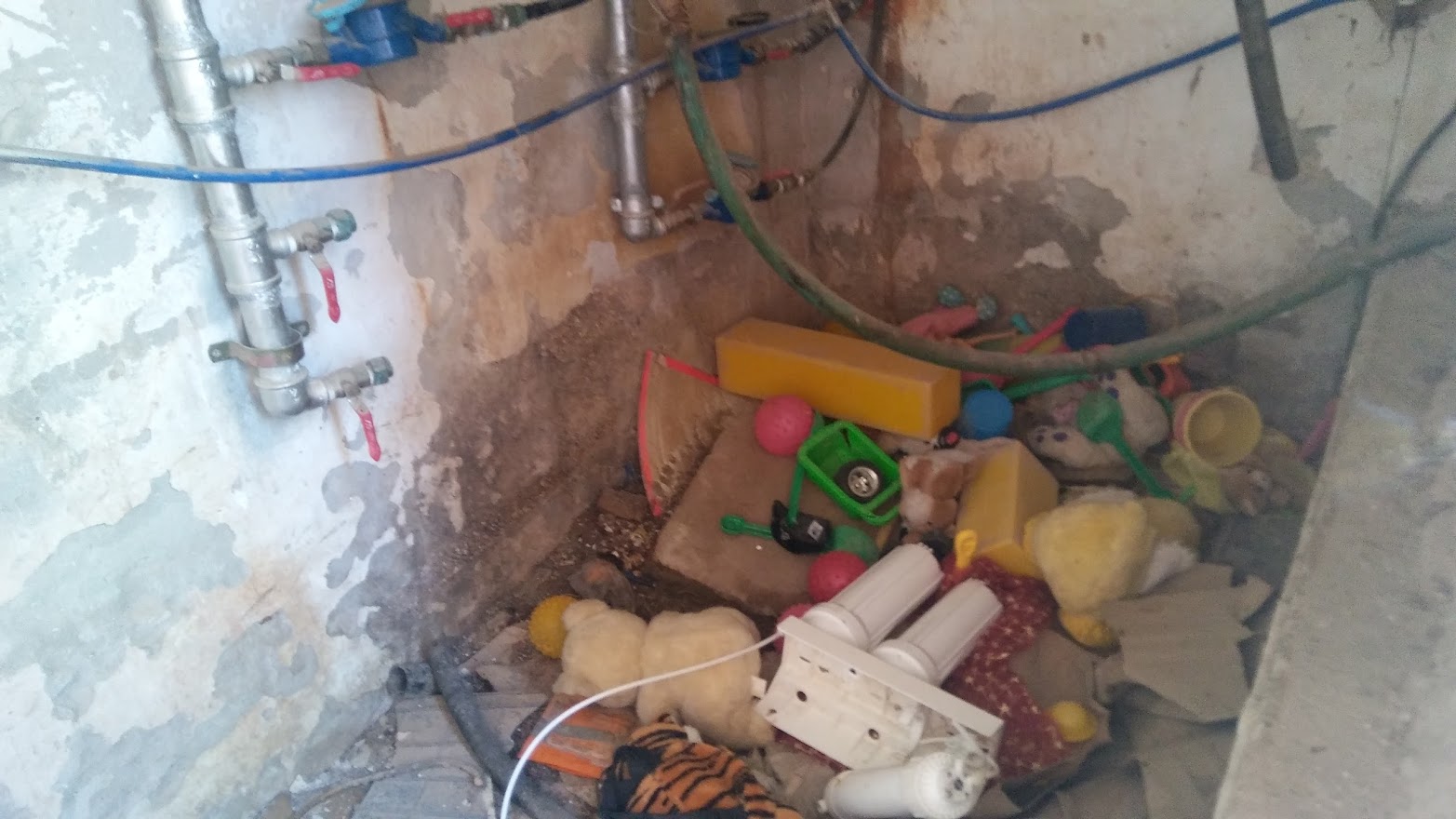 המחירים עלו ב-44 אחוזים. חדר אספקת מים בשכונה ותיקה בבאר שבע (צילום: דני בלר)