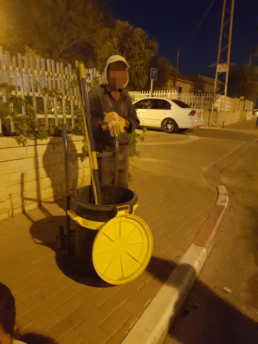 המנקה שאסף את הכלב (צילום: תנו לחיות לחיות)