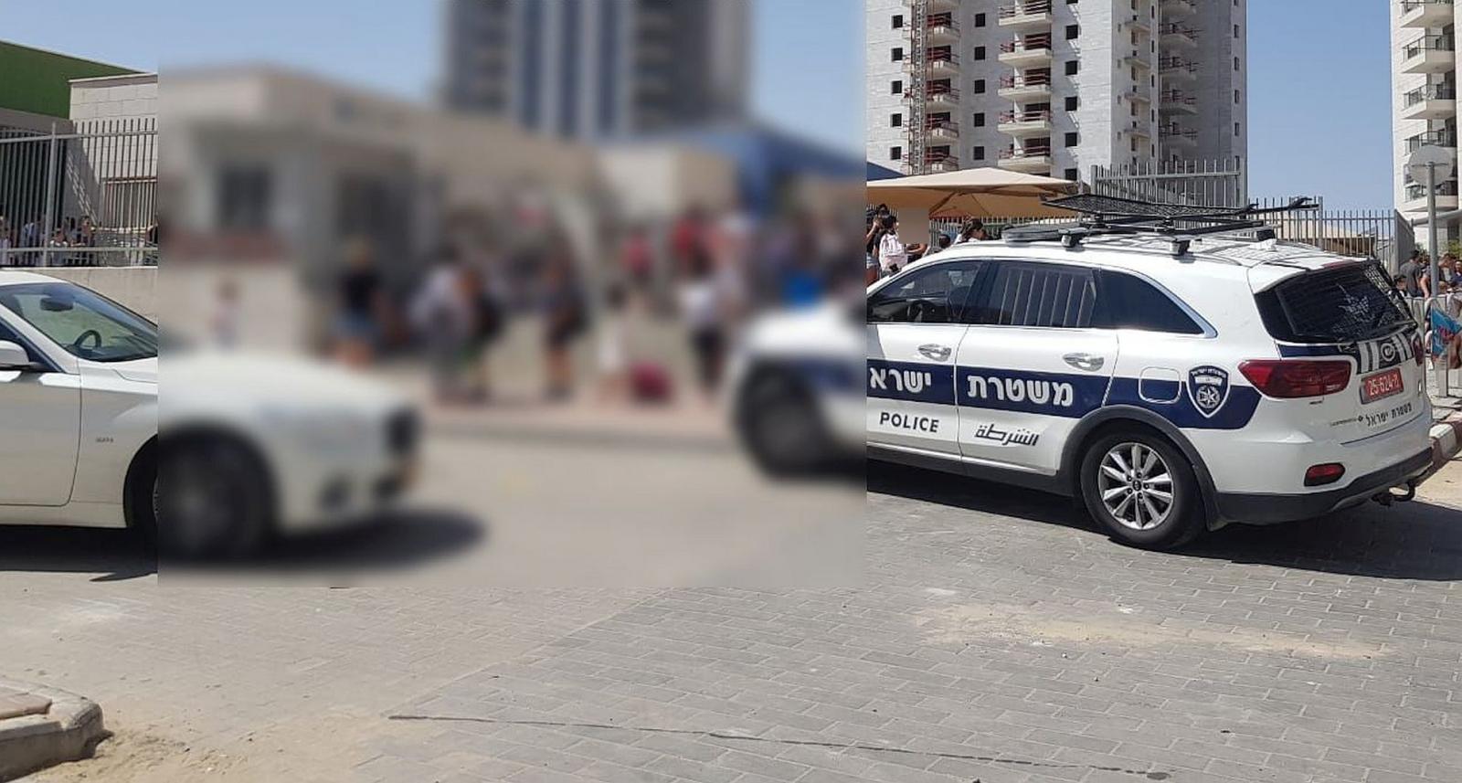 הורים בכניסה לבית הספר (צילום סלולרי)