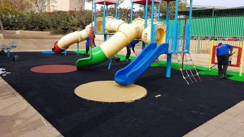 מתקני משחקים חדשים הוצבו בשכונות הותיקות (צילום: פייסבוק רוה''ע)