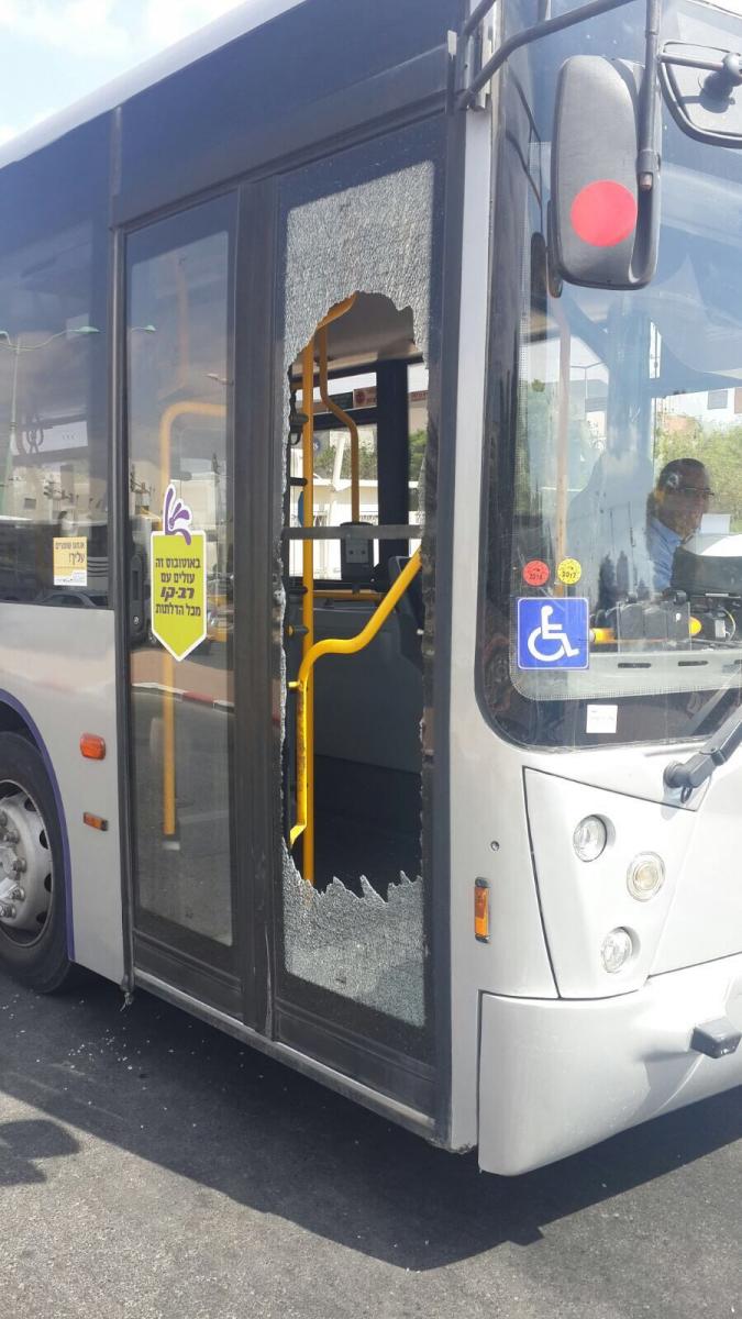 אוטובוס שנרגם באבנים ברחוב יעקב דורי