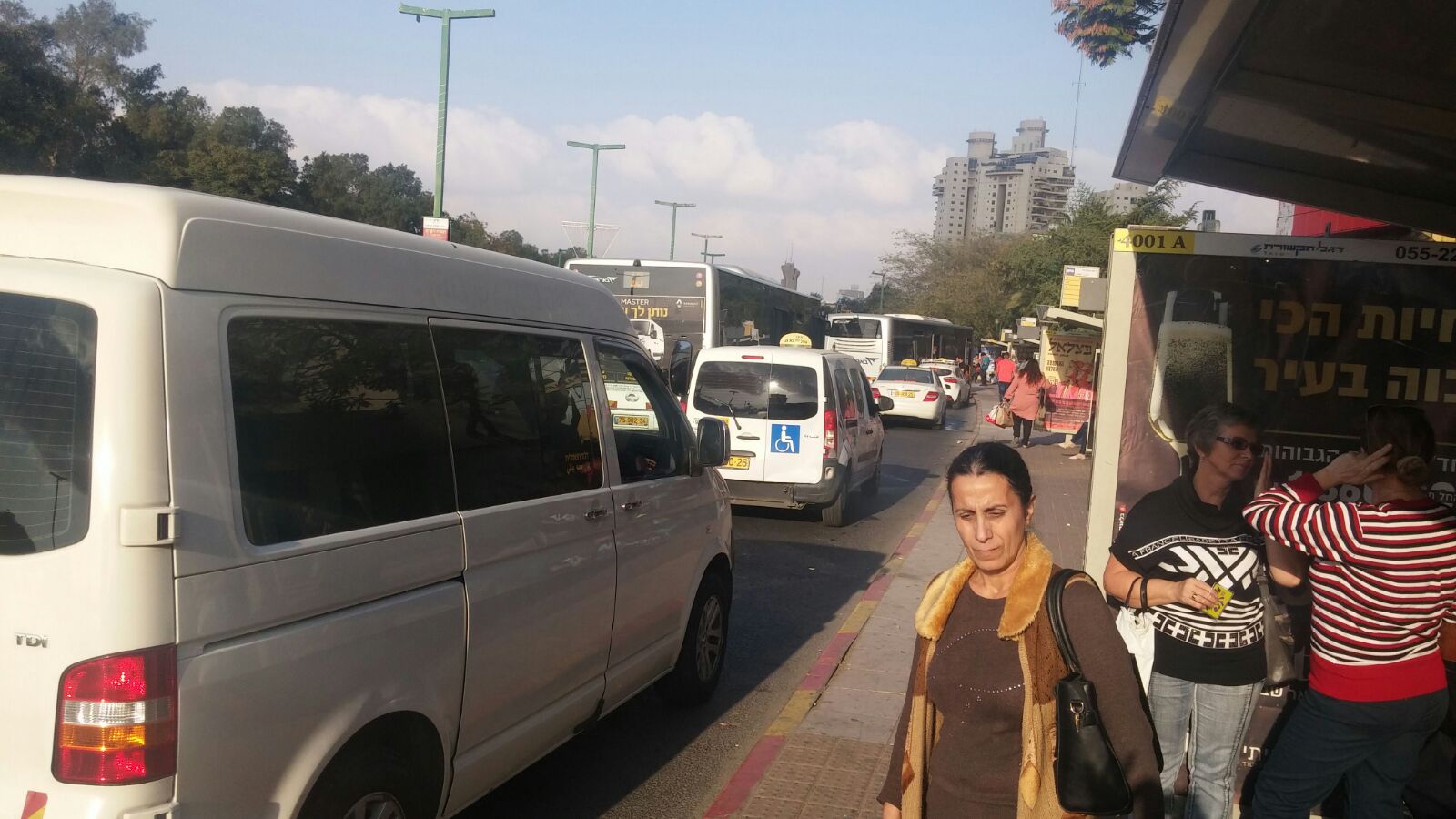 מכוניות פרטיות חוסמות את תחנת האטובוסים בשד' רגר בב''ש (צילום: דן ב''ש)