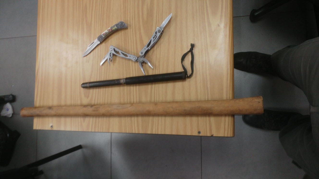 חלק מכלי הנשק שנמצאו אצל נהגים (צילום: דוברות המשטרה)