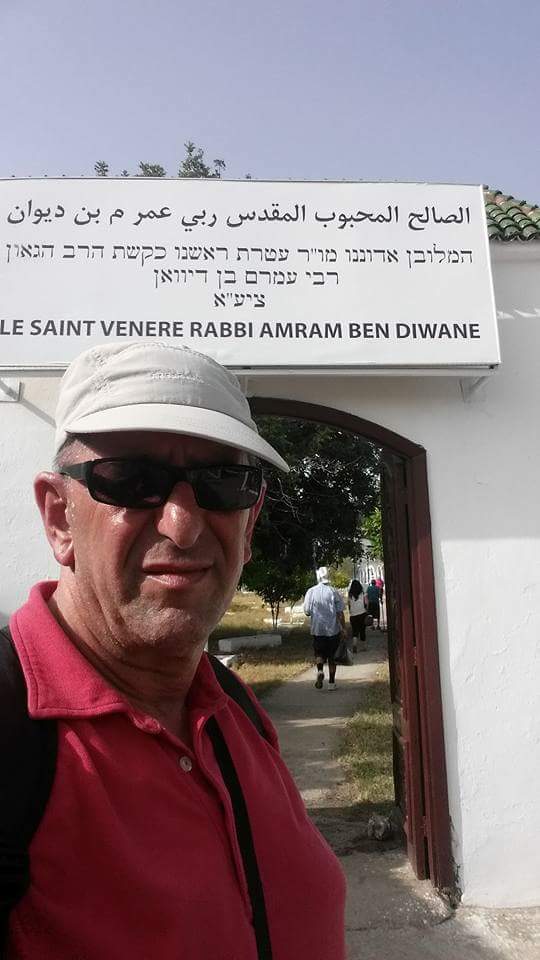 שמעון סקירה בעת הביקור בחלקת הקבר בעיר אוסז'ן (צילום עצמי)