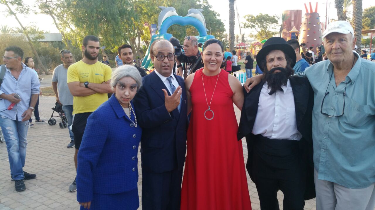 ציפורה חלפון עם אבות האומה: הרצל, בגין וגולדה (צילום: רשת חברתית)