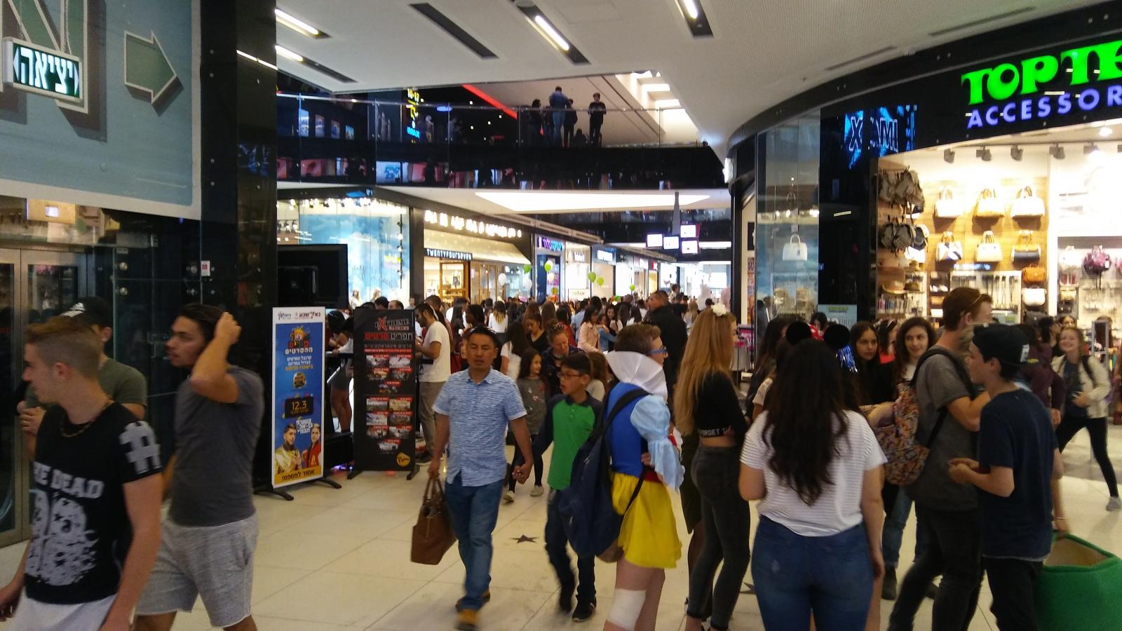 עיר של קניוני מותגים שדחקו את המסחר הזעיר והזול, לו זקוקה האוכלוסיה בעלת ההכנסה הנמוכה (צילום: דני בלר)