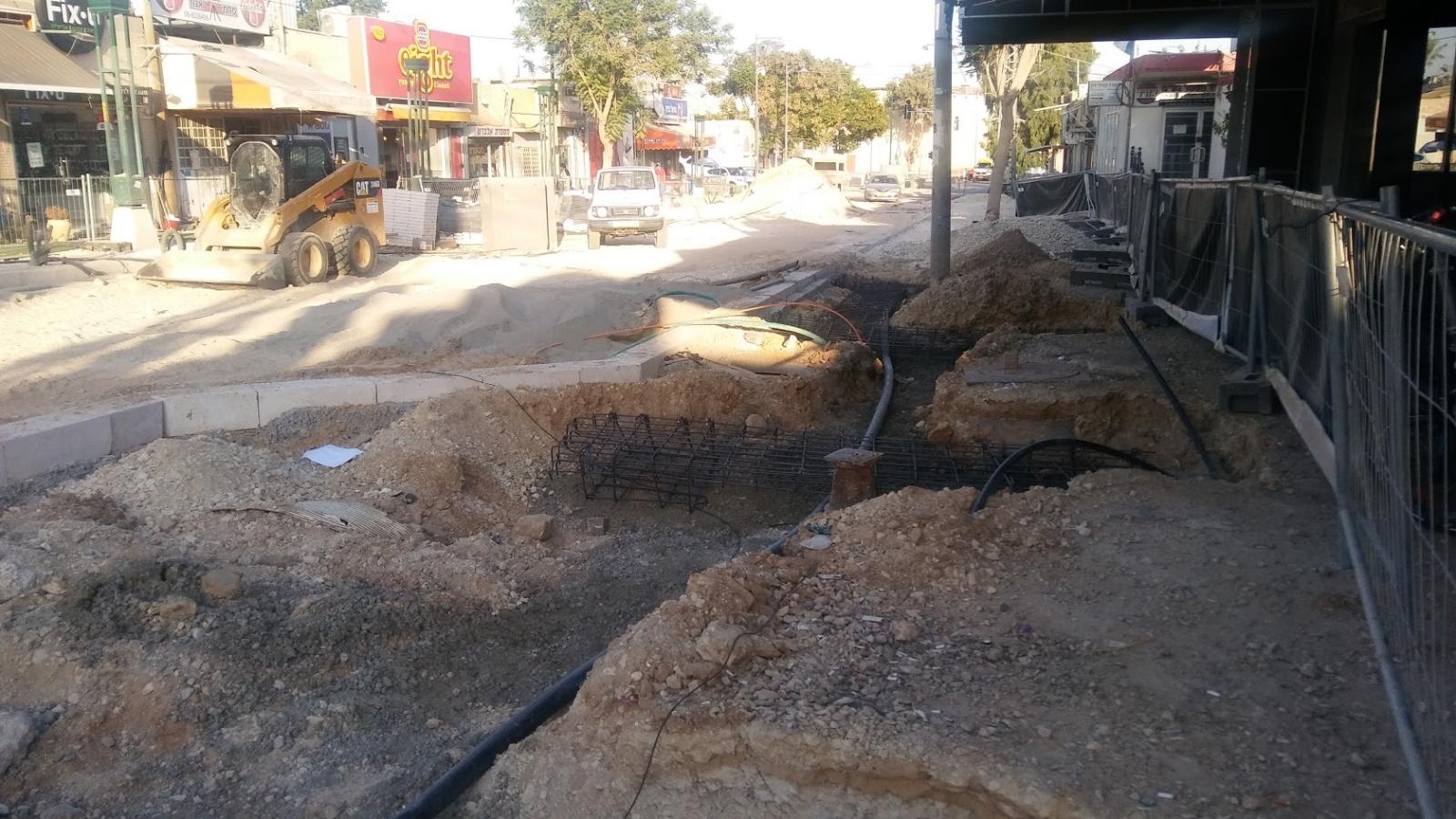 קטע הרחוב בשיפוצים בקק''ל. עסקים נאלצו לסגור (צילום: דני בלר)