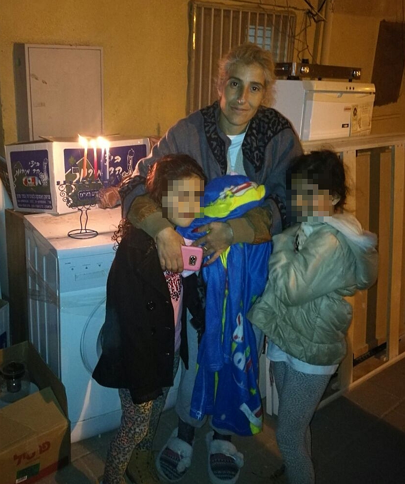 חנוכה עצוב: אחד השכנים דאג ששרונה וילדותיה ידליקו נרות (צילום: וואצאפ)