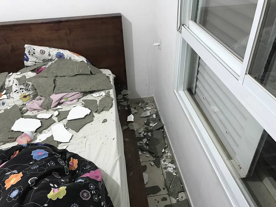 תקרת הבית, על מיטת התינוקות. מי מפקח? (צילום: ורד דפנה)