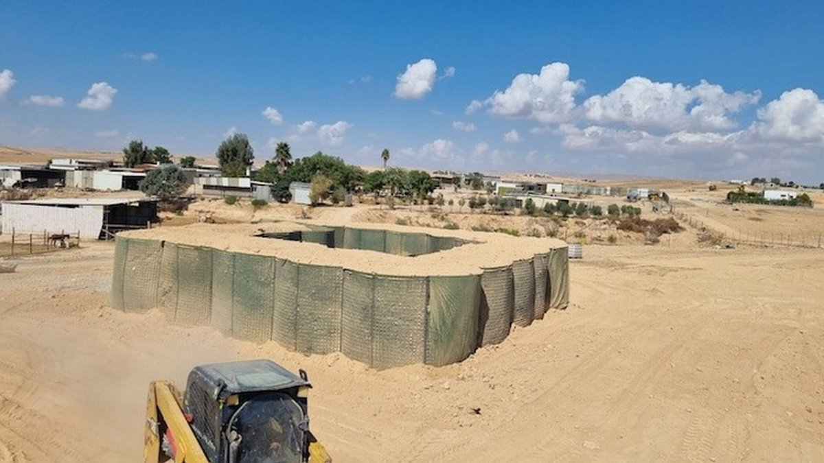 قيادة الجبهة الداخلية تنشر ملاجئ في القرى البدوية بالنقب – خطة جديدة للحماية