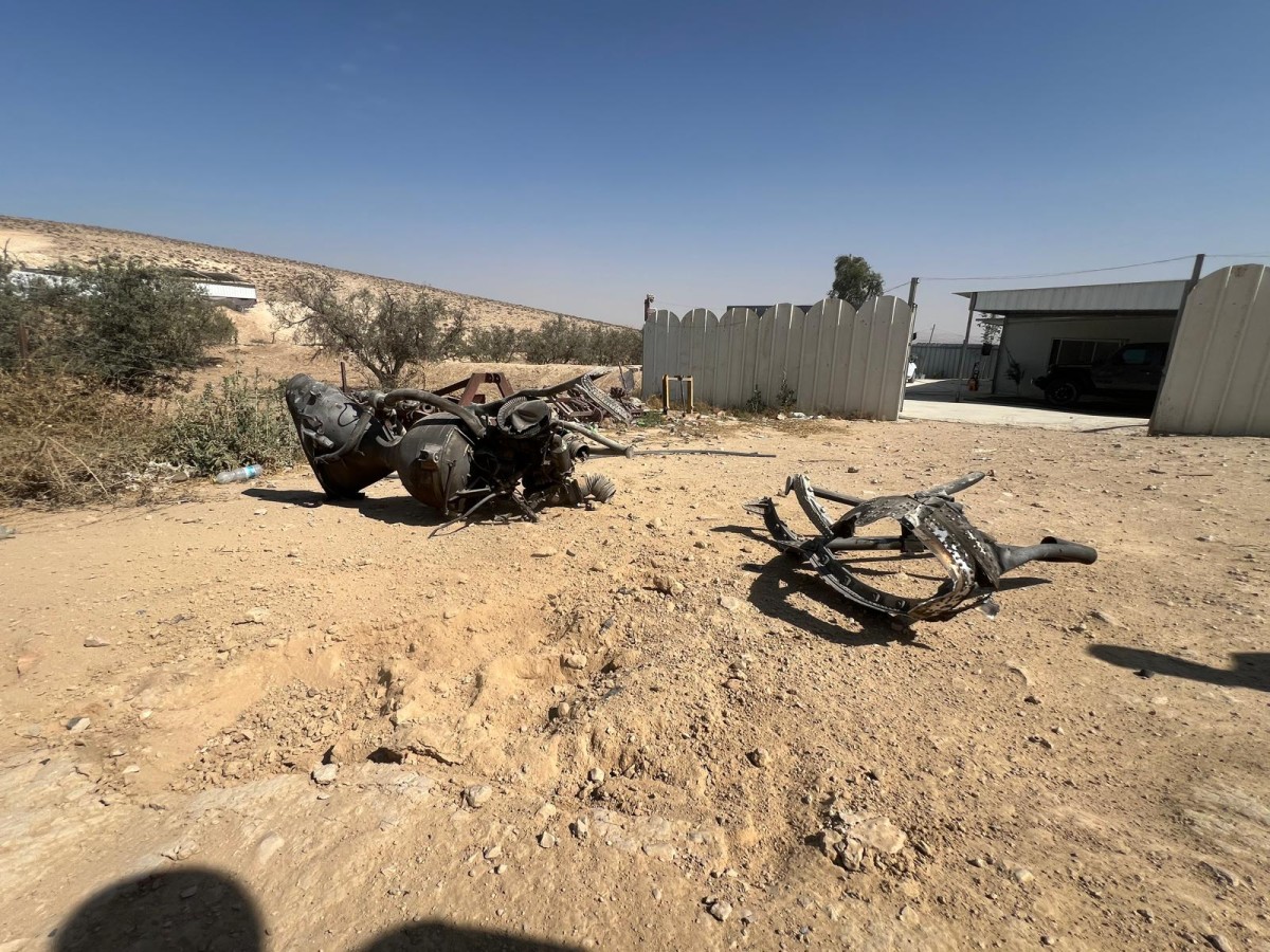 شظايا صواريخ تسقط قرب منازل في القرى البدوية بعد اعتراض صواريخ عنقودية