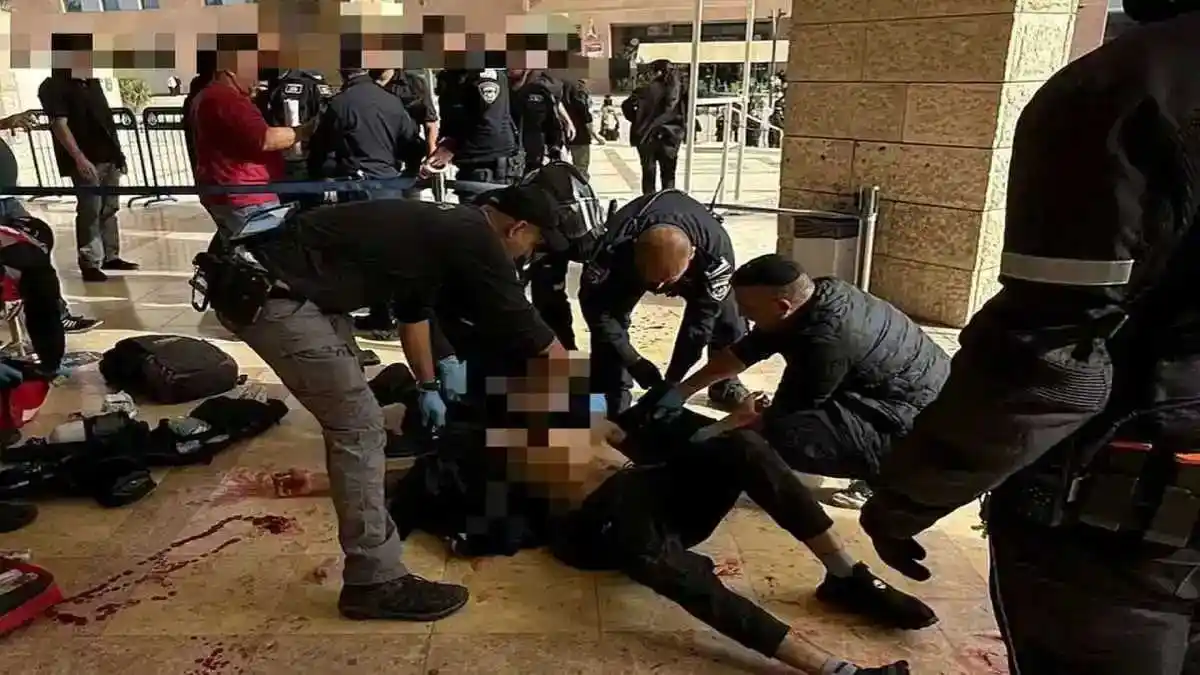 طواقم اتحاد الإنقاذ تقدم إسعافات أولية لشابين مصابين أمام محكمة بئر السبع في حادث طعن