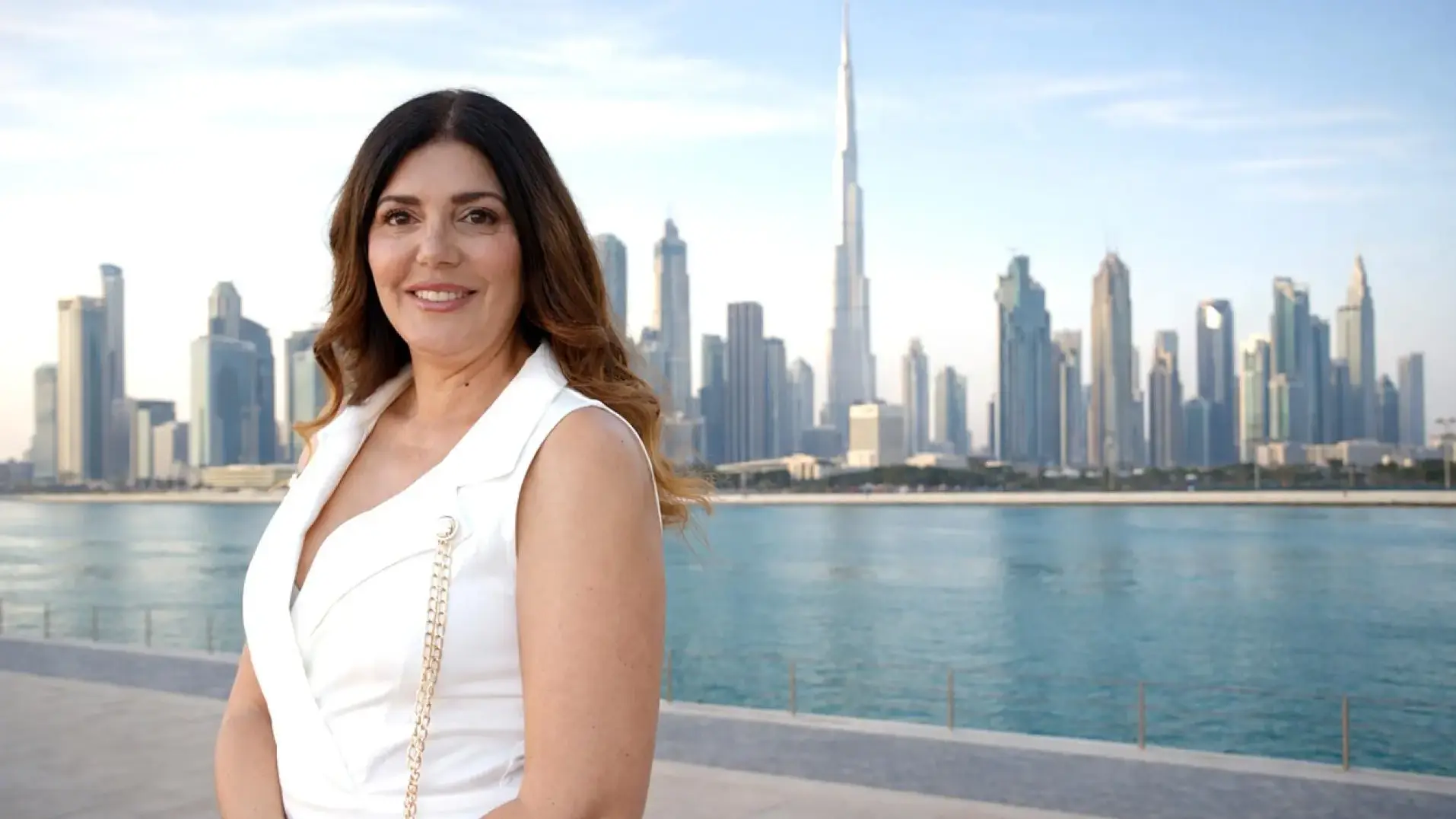 ميراف ساهر على خلفية أفق دبي – افتتاح فرع WeDubai في بئر السبع.