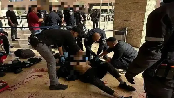 طواقم اتحاد الإنقاذ تقدم إسعافات أولية لشابين مصابين أمام محكمة بئر السبع في حادث طعن