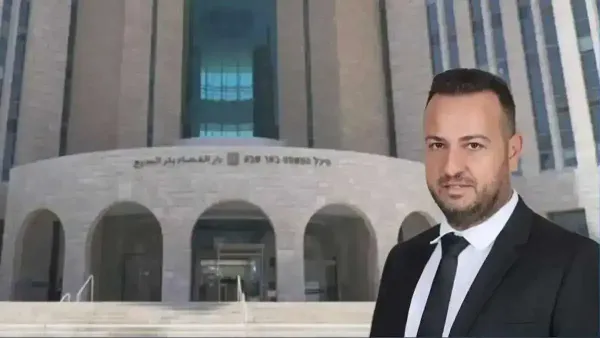 أفيف دمري واقف أمام مبنى المحكمة في بئر السبع بعد الإعلان عن افتتاح مكتبه المستقل