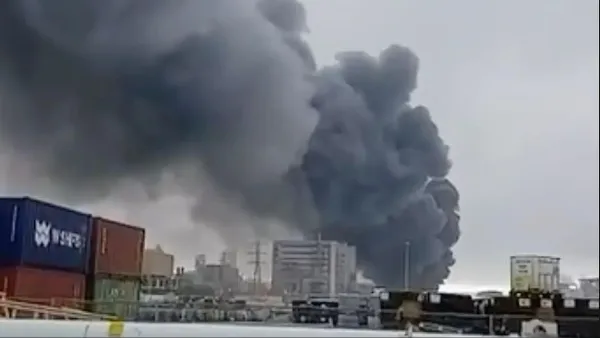 قوات الطوارئ تعمل في منطقة نؤوت حوفاف بعد إصابة مصنع صناعي وإعلان حادث مواد خطرة