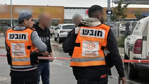 موقع حادث عنف قرب مفترق رهط مع طواقم إنقاذ بعد إعلان وفاة شاب يبلغ نحو 30 عامًا