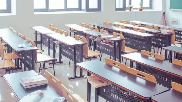 طلاب داخل صف دراسي في النقب خلال امتحان لغة إنجليزية مع بيانات عن الفجوات التعليمية في الجنوب.