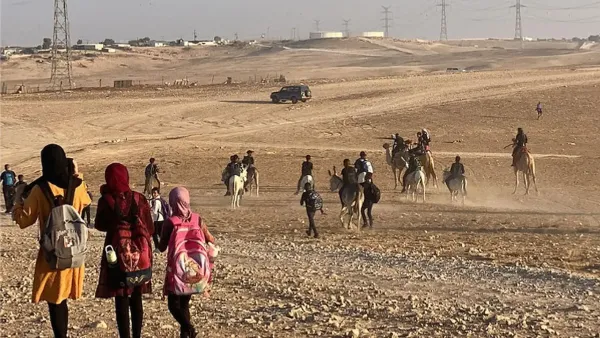 ‘عالجوا فوراً مخاطر الصرف الصحي والنفايات والتكييف في مدارس أطفال القرى غير المعترف بها في النقب’