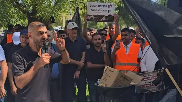 نحو ألف متظاهر في بئر السبع ضد هدم البيوت في النقب: 'يهدمون لألف عائلة في السنة وينظمون لعشرات فقط'