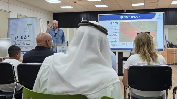  سكان أبو تلول خلال مؤتمر عرض برنامج تسوية دعاوى الملكية في البلدة