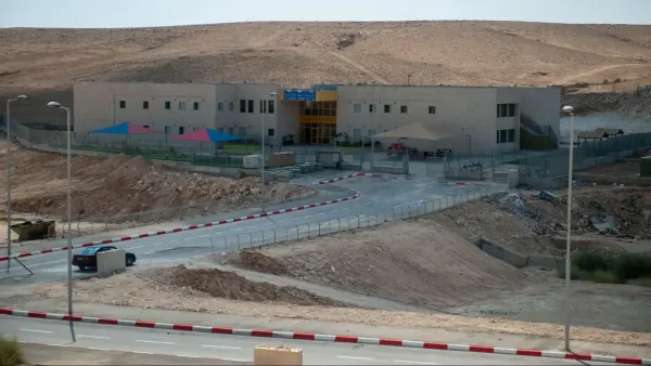 مبنى مدرسي في إحدى القرى غير المعترف بها في النقب في سياق تقرير عن مخاطر السلامة والبنى التحتية.