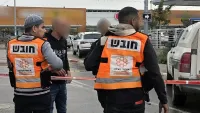 موقع حادث عنف قرب مفترق رهط مع طواقم إنقاذ بعد إعلان وفاة شاب يبلغ نحو 30 عامًا