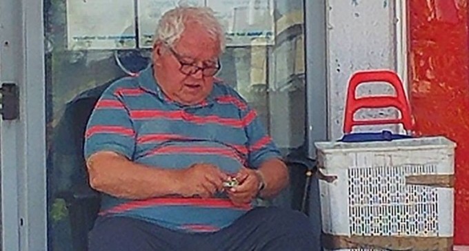 בגיל 80, ארתור נאלץ לעבוד על מנת לשרוד