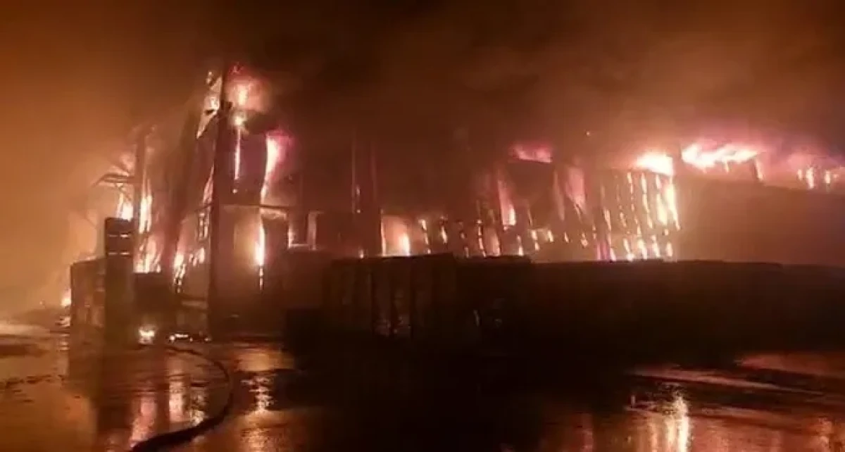 צפו: מפעל התבלינים של בית קמה עולה באש, המבנה בסכנת קריסה