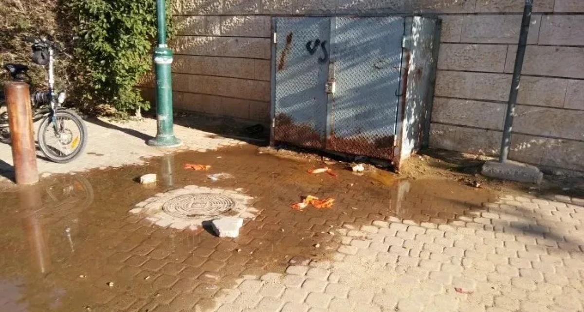 כמעט חודש המים מתבזבזים, אבל זה לא מזיז לאיש