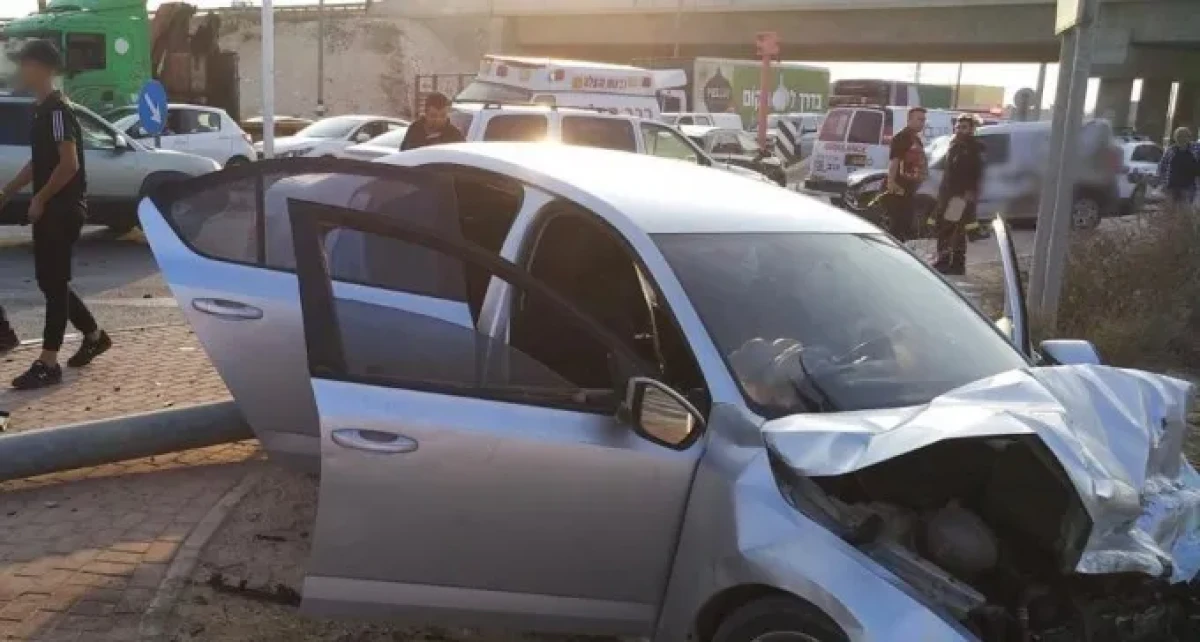 צפו: תאונה קשה בצומת שרה, 4 פצועים פונו לסורוקה