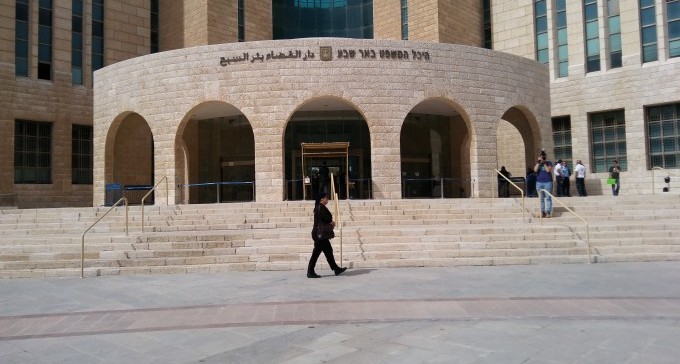 פגישה משפחתית בבית המשפט בב''ש: חשודים בהפצת חשבוניות פיקטיביות
