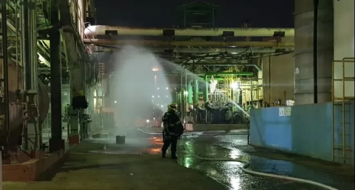 עובד נפגע בפיצוץ במתקן אלקטרוליזה במכתשים, עננת כלור במקום