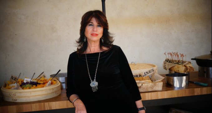 אמנית העיצוב והאירוח